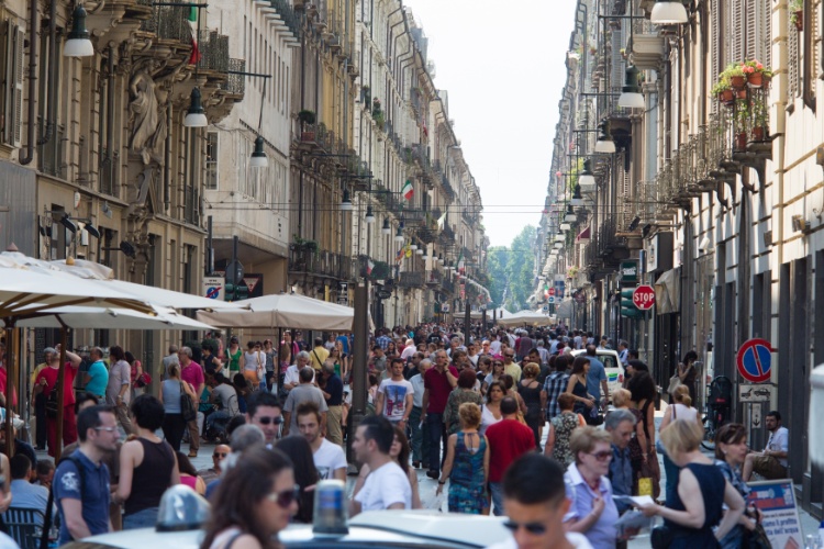 turistas-e-locais-circulam-pela-via-giuseppe-garibaldi-em-turim-a-quarta-maior-cidade-da-italia-1351196818969_750x500