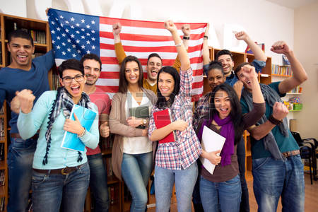 -estudantes-americanos-que-apresentam-seu-país-com-bandeiras